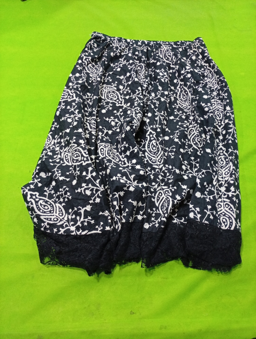 Falda Maxi Negra con Estampado Paisley de Real Co ..