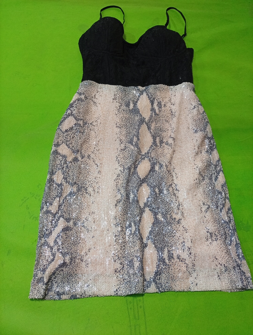 「ブラックとベージュのスネークプリントドレス」