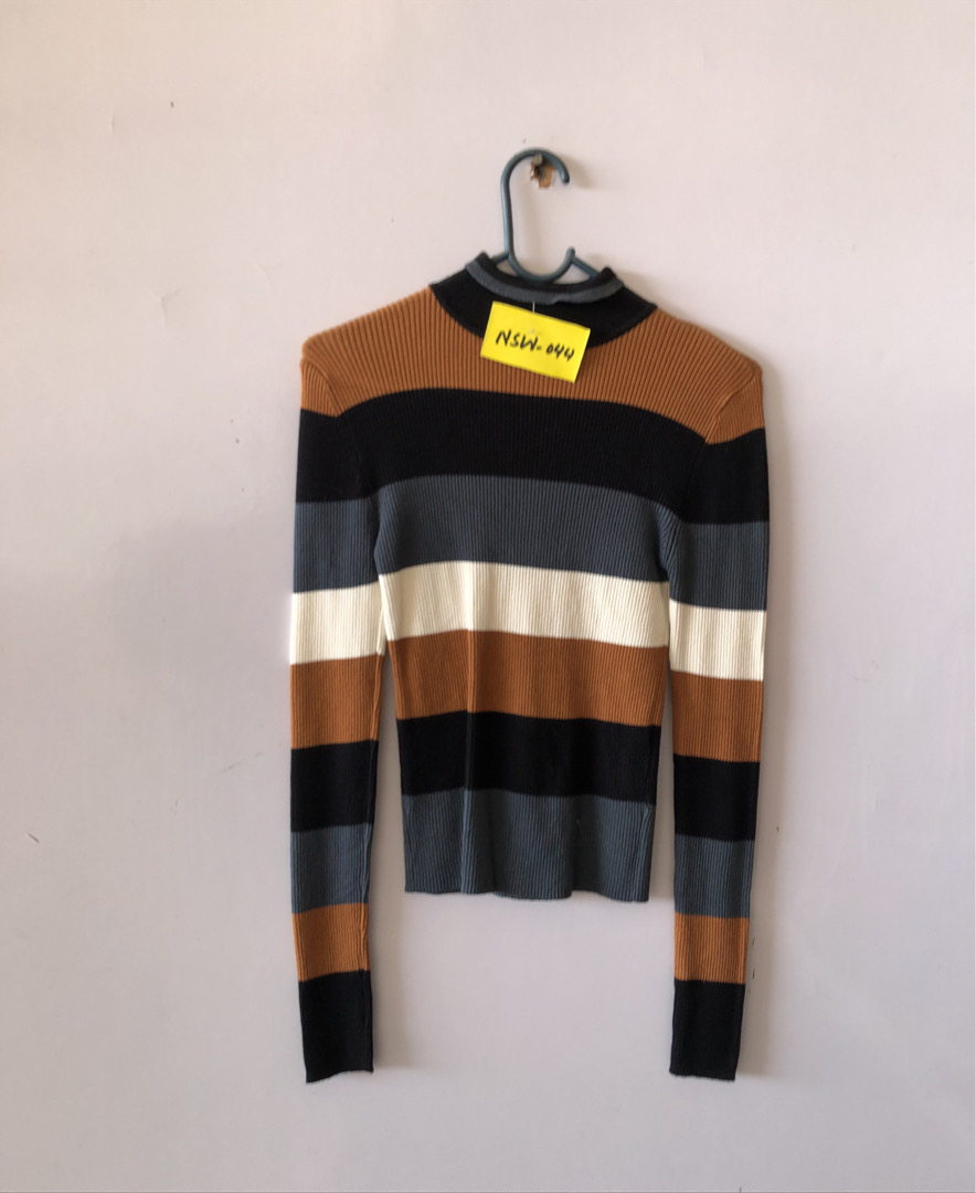 ストライプニットタートルネックセーター