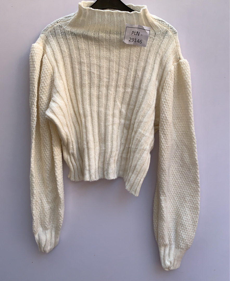 ホワイト クロップド タートルネック ニット セーター