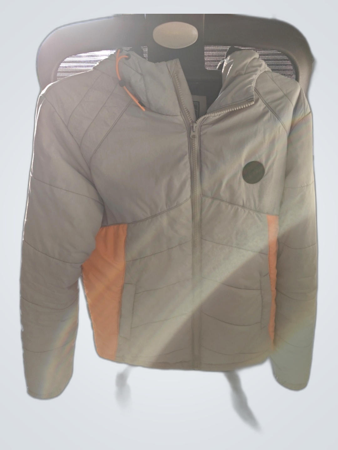 Veste doudoune grise et orange