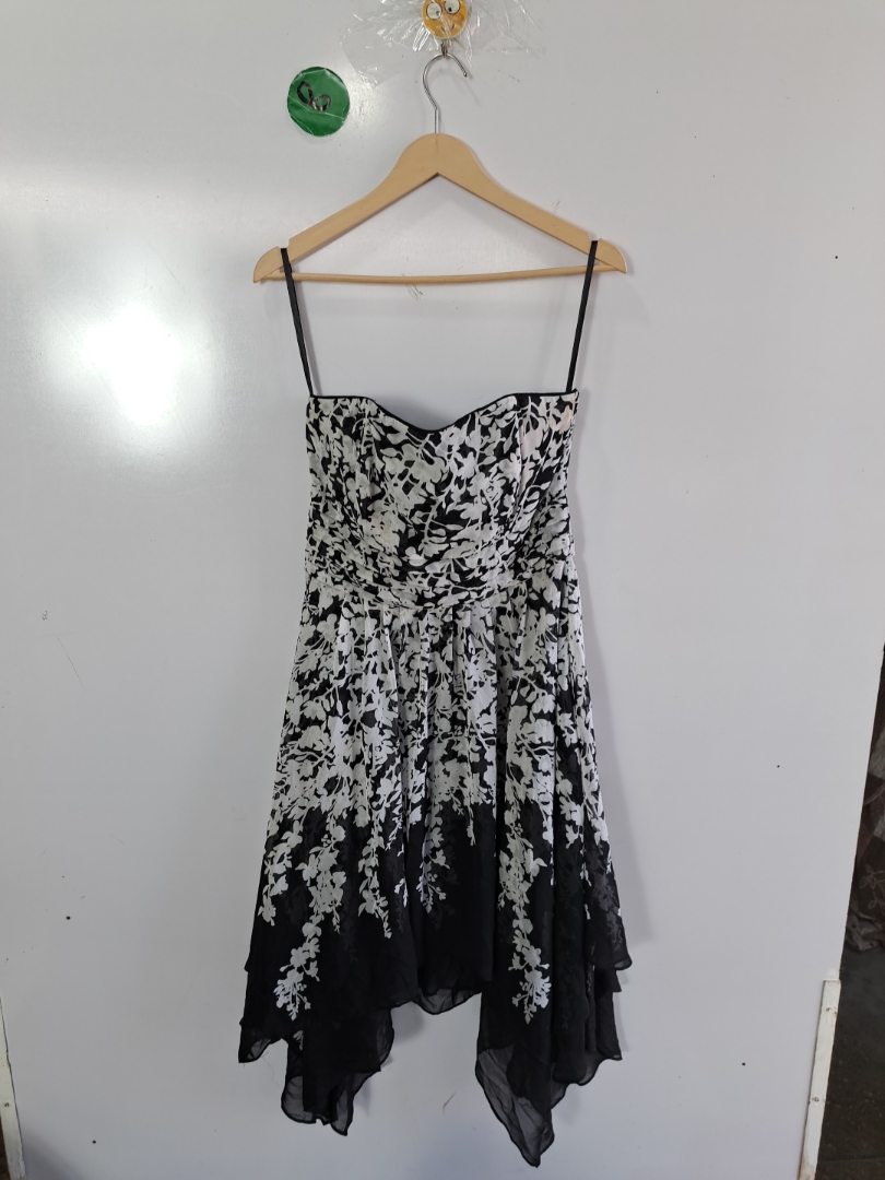 ホワイトハウス・ブラックマーケット ブラック・アンド・ホワイト フローラル ストラップレス ミニドレ..